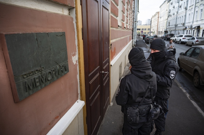 Руските сили за сигурност претърсиха домовете на бивши служители на правозащитната организация „Мемориал“ в Москва