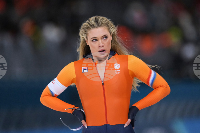 Екипът на нидерландската състезателка по бързо пързаляне с кънки Юта Леердам бе продаден на търг за близо 200 хиляди евро
