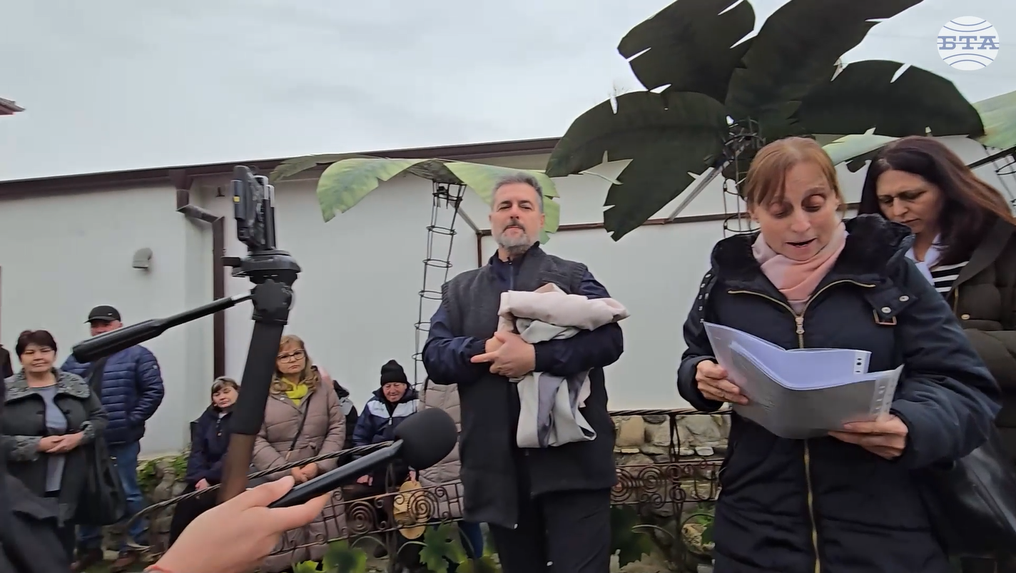 Миряни излязоха в защита на разпопен свещеник пред църквата "Света Троица" в Сливен