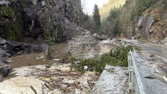 Част от пътят Велинград - Сърница е залят от река Чепинска, отсечката е затворена