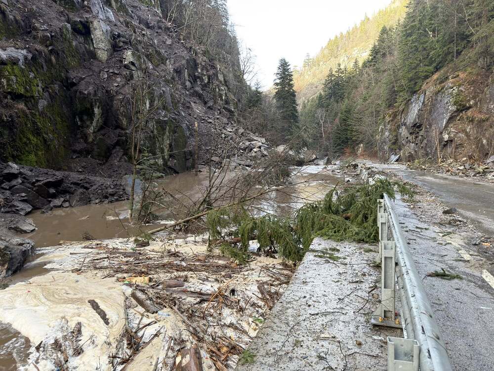 Част от пътя Велинград - Сърница е залят от река Чепинска, отсечката е затворена