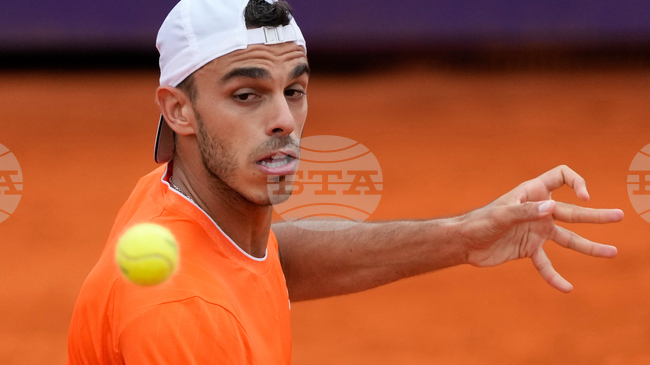 Водачът в схемата Франсиско Серундоло ще играе на полуфиналите на турнира по тенис в Сантяго