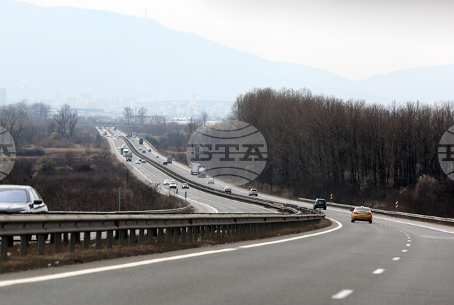 Възможно е камиони над 12 тона да се пренасочват по обходни маршрути при тунелите „Топли дол“ и „Правешки ханове“ днес, събота и неделя 