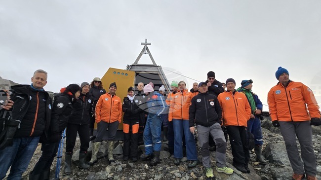 Нови икони, нарисувани от иконописеца Ганка Павлова, бяха поставени в стария параклис на българската антарктическа база