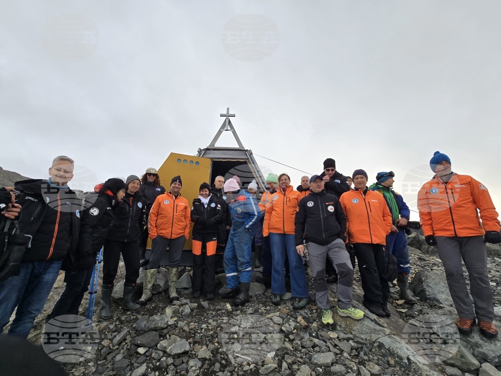 Нови икони, нарисувани от иконописеца Ганка Павлова, бяха поставени в стария параклис на българската антарктическа база