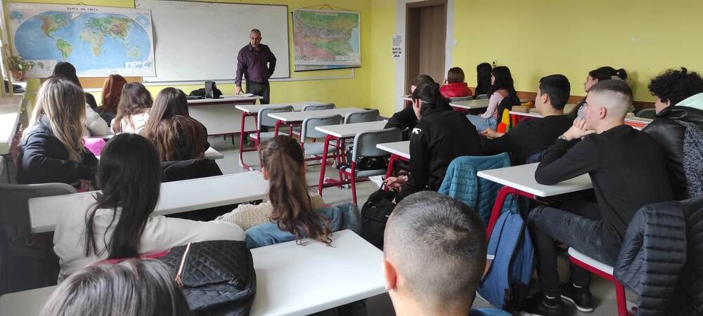 Окръжен съд – Търговище: Прокурор Мартин Александров от Окръжна прокуратура – Търговище се срещна с десетокласници по Образователната програма