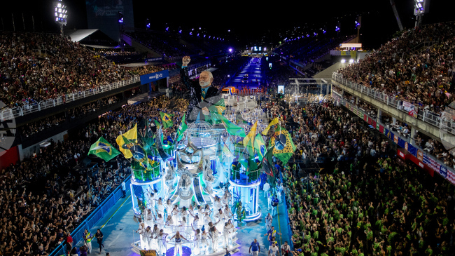 АП: Лула укрепи имиджа си с карнавала в Рио, но е заплашен от юридически рискове