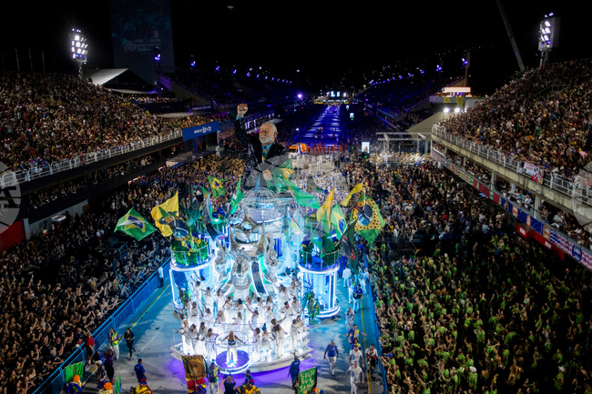 АП: Лула укрепи имиджа си с карнавала в Рио, но е заплашен от юридически рискове