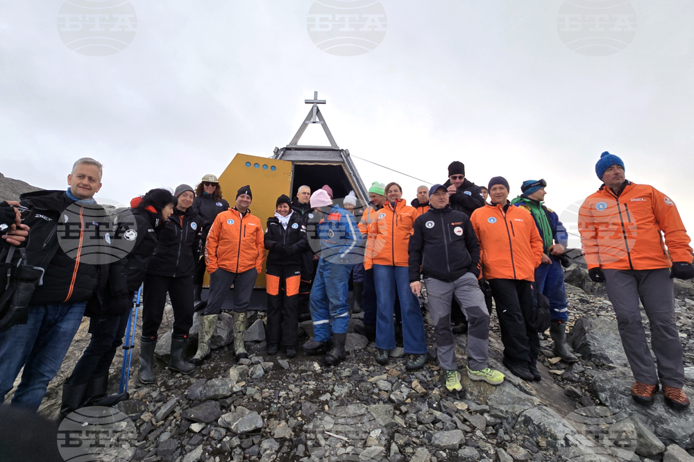 Нови икони, нарисувани от иконописеца Ганка Павлова, бяха поставени в стария параклис на българската антарктическа база