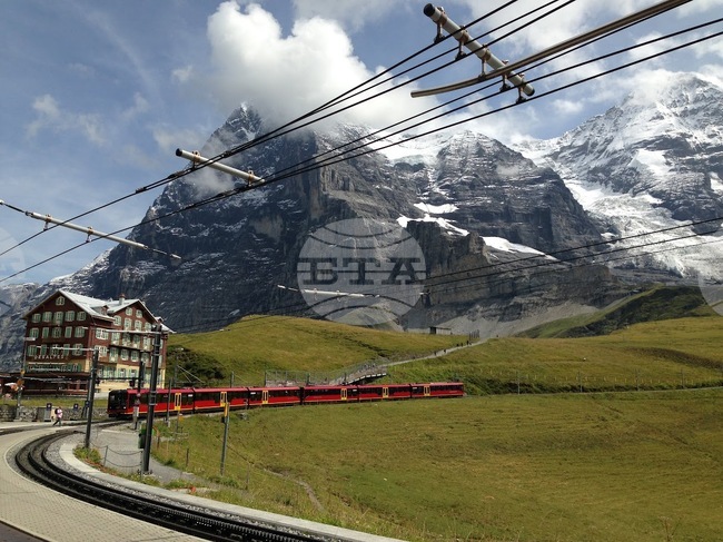 Влак дерайлира в Швейцарските Алпи; полицията предположи, че има ранени