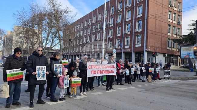 В Плевен граждани се събраха пред Съдебната палата с искане за справедливост по делото за катастрофата, при която загина 12-годишната Сияна Попова