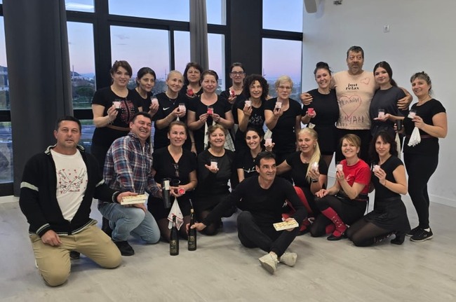 Танцьорите от самодейния ансамбъл „На мегдана“ в Гандия, Испания, отбелязаха празника Трифон Зарезан с фолклорно събиране