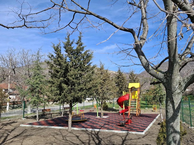 Община Сливен: Малчуганите в Глушник ще се радват на обновена детска площадка