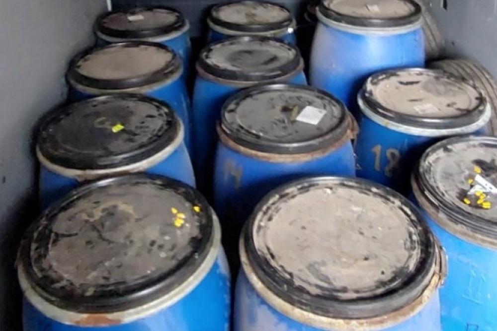 Агенция „Митници“: Митнически служители иззеха близо 190 литра „домашно вино“ при проверка в супермаркет