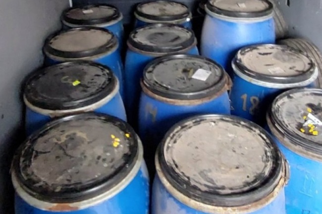 Агенция „Митници“: Митнически служители иззеха близо 190 литра „домашно вино“ при проверка в супермаркет