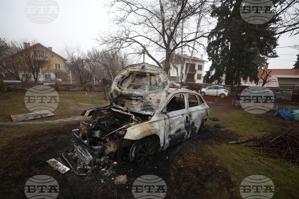 Работи се активно за издирването на извършителите на палеж в имота на кмета на Бистрица, съобщиха от МВР