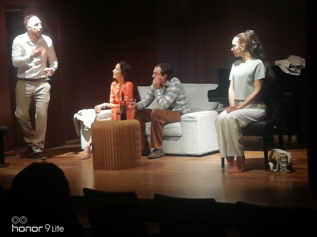  Пиесата „Формата на нещата“ събра в Хамбург десетки българи и почитатели на театъра, съобщи филологът, поет и журналист Христина Въчева