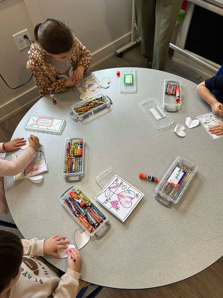 Възпитаници на Българския образователен център в Нантъкет, САЩ, правиха валентинки за своите семейства