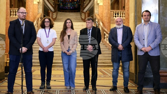 Пътуващата изложба за олимпийците по науки „Фантастични умове“ беше открита в централното фоайе на Ректората на Софийския университет 