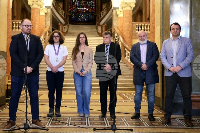 Пътуващата изложба за олимпийците по науки „Фантастични умове“ беше открита в централното фоайе на Ректората на Софийския университет 