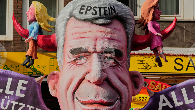 Великобритания разглежда записи на военни полети, свързани с Епстийн