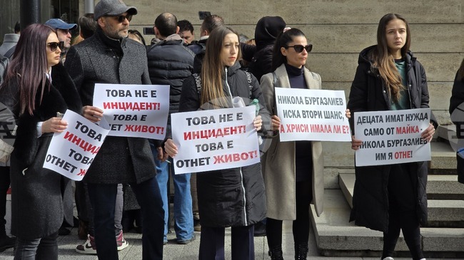 Граждани протестират в Пловдив заради поисканата от обвиняемия за инцидента с АТВ в Слънчев бряг по-лека мярка за неотклонение