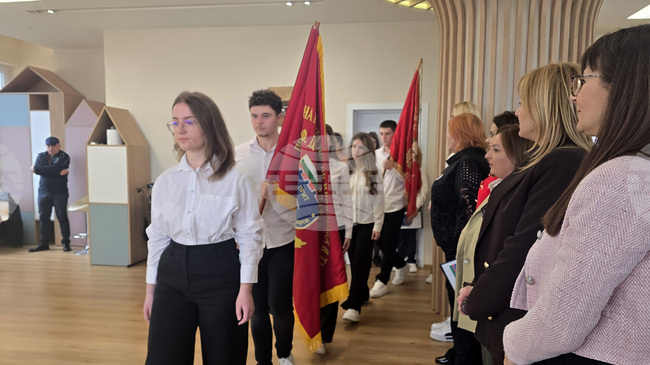 Професионалната гимназията по икономика и туризъм в Петрич отбеляза патронния си празник с шествие и артистична програма