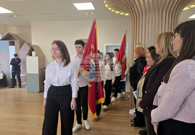 Професионалната гимназията по икономика и туризъм в Петрич отбеляза патронния си празник с шествие и артистична програма