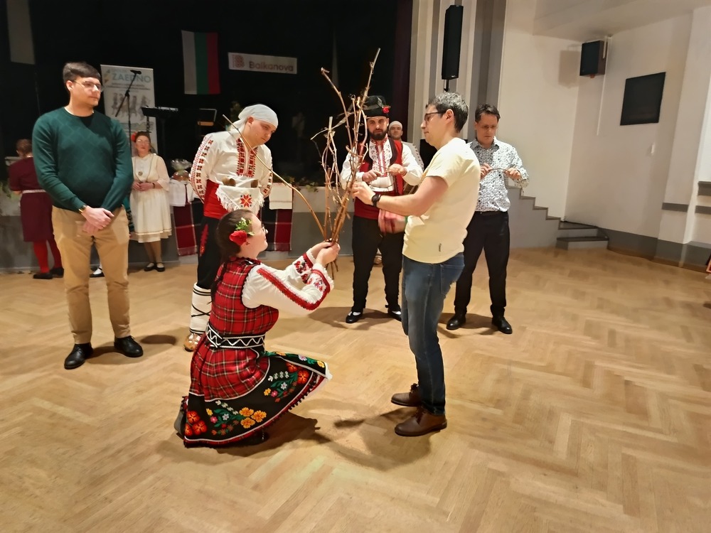 Празникът Трифон Зарезан беше отбелязан със зарязване на лози и балканска танцова вечер в Прага, Чехия