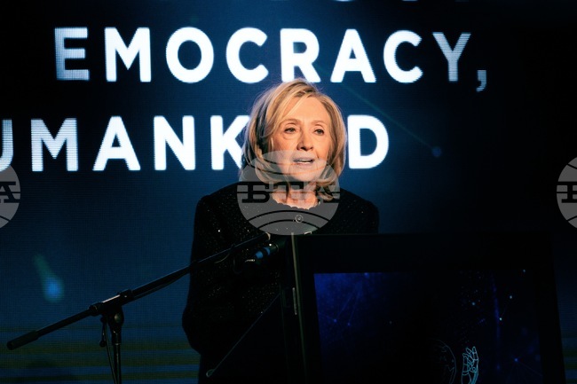 Хилари Клинтън заяви, че бившият принц Андрю трябва да свидетелства по случая Епстийн