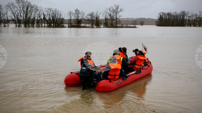 Мъж беше отнесен от река Лоара при наводненията във Франция, съобщиха властите