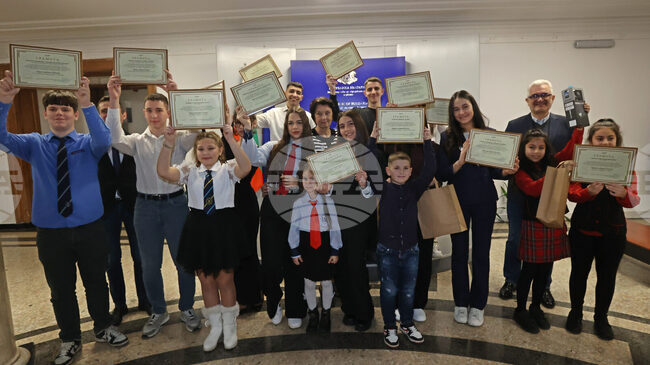 Победителите в десетото издание на ученическия фотоконкурс "В моето училище е най-хубаво" бяха отличени