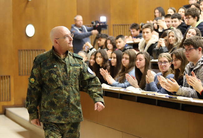 ВМА: 30 учат безплатно за военни медици