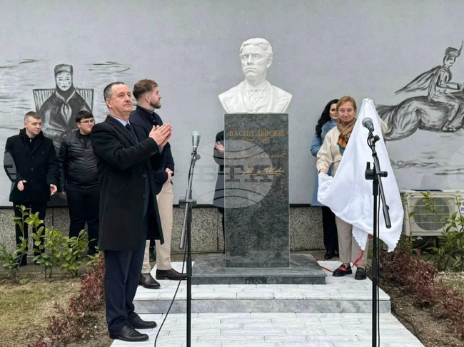 В двора на Средно училище „Васил Левски“, гр. Велинград бе открит бюст-паметник на Васил Левски 