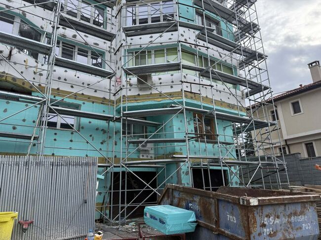 Община Разград: Кметът Добрин Добрев извърши оглед на пет многофамилни жилищни сгради, в които се извършва саниране 