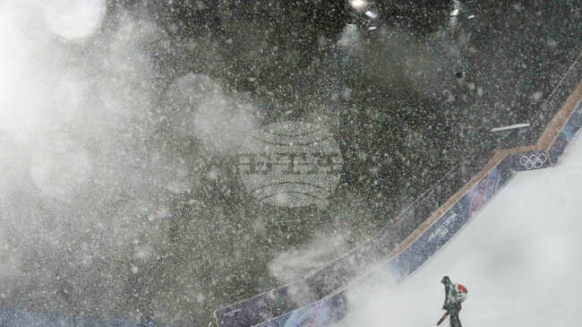 Надпреварата за отличията в дисциплината биг еър за жени бе отложена заради обилен снеговалеж в Ливино