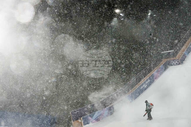 Надпреварата за отличията в дисциплината биг еър за жени бе отложена заради обилен снеговалеж в Ливино