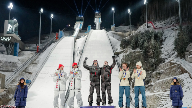 Австрия спечели титлата в супер отборното състезание по ски скок за мъже