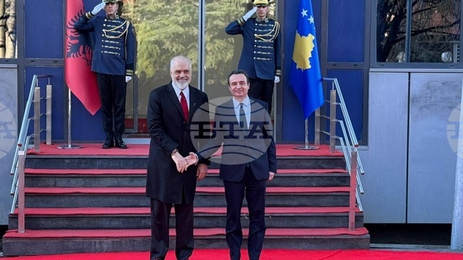 КосоваПрес: Премиерът на Косово Албин Курти посрещна албанския си колега Еди Рама с държавни почести