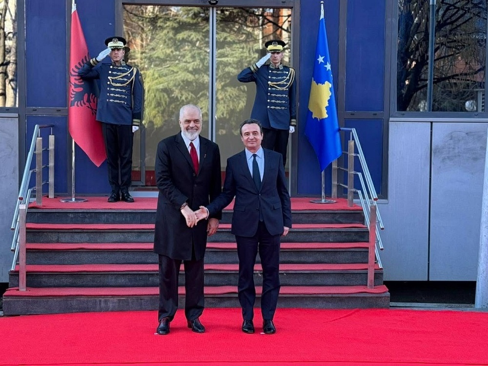 КосоваПрес: Премиерът на Косово Албин Курти посрещна албанския си колега Еди Рама с държавни почести