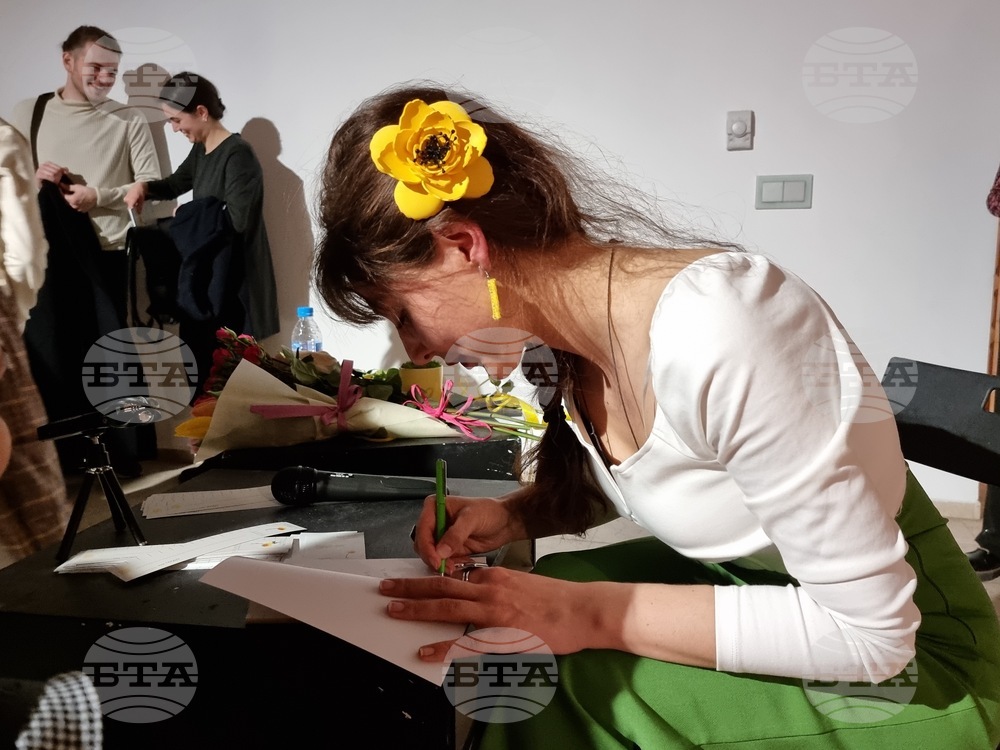 Теодора Тотева - стихосбирка - „На сантиметър от чудото”