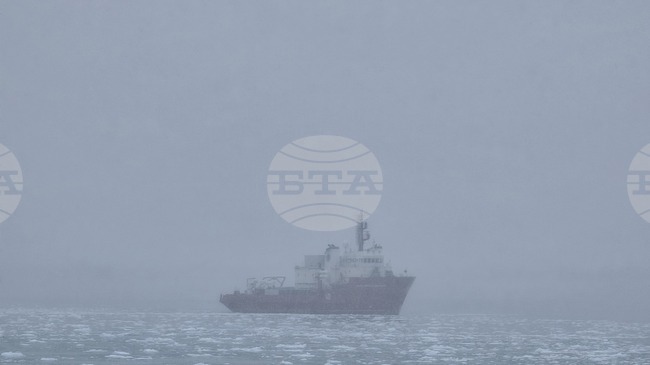 Карго дейности бяха извършени днес между българската антарктическа база и българския научноизследователски кораб