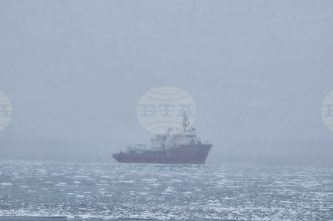 Карго дейности бяха извършени днес между българската антарктическа база и българския научноизследователски кораб