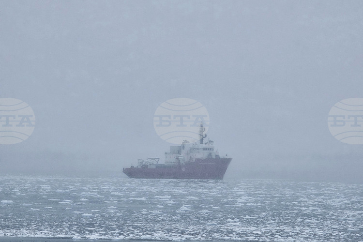 RSV 421 Prepares to Leave Livingston Island