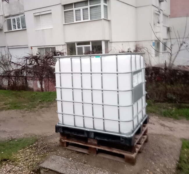 Допълнителен контейнер за вода се поставя на обръщача в кв. „Еверест“ в Шумен