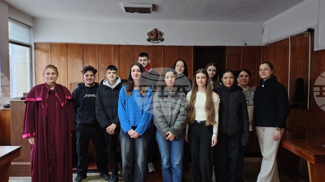 Ученици от езикова гимназия посетиха Съдебната палата в Монтана и слушаха лекция за професиите в правораздаването