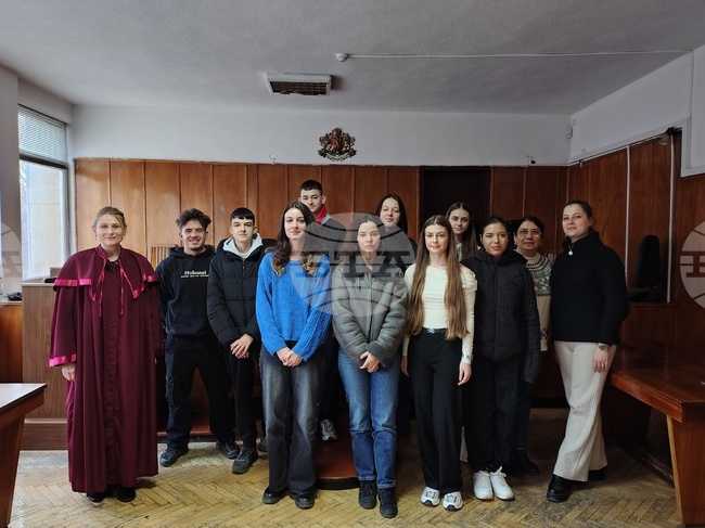 Ученици от езикова гимназия посетиха Съдебната палата в Монтана и слушаха лекция за професиите в правораздаването
