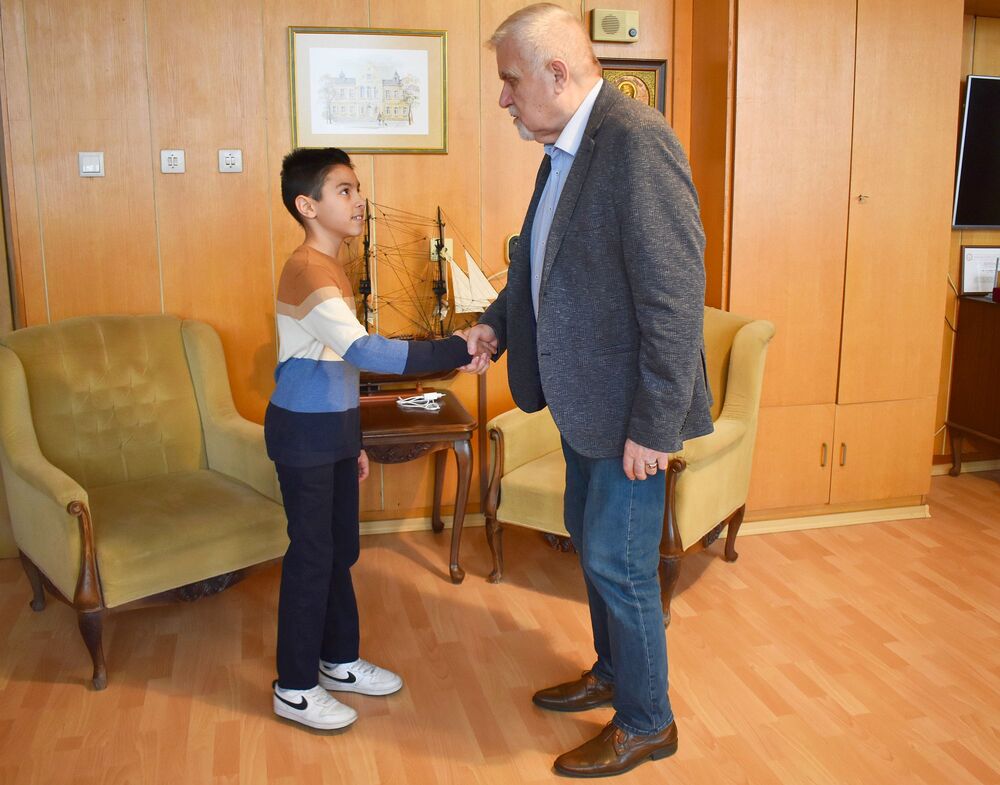 Община Разград: Кметът Денчо Бояджиев поздрави петокласник от Разград, спечелил националния конкурс „Най-добър рецитатор на стихотворение за Васил Левски“
