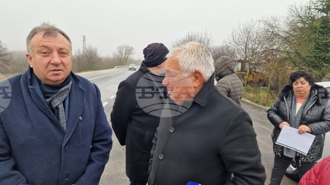 Кметът на Шумен, заместник-кметът по строителство и кметът на с. Лозево откриха ремонтирания път от Седми километър до Лозево