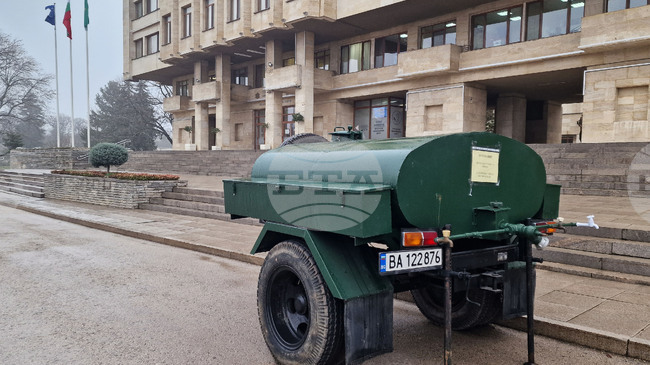Образователните, социалните и здравните институции в Шумен са снабдени с вода, водоноските и контейнерите се пълнят по график